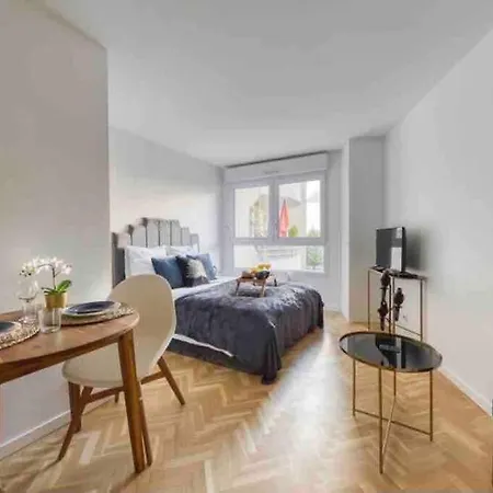 Apartment 20 M² Metro 7 A 5 Min A Pied *