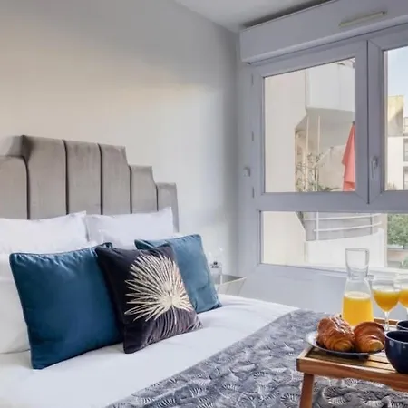 Apartment 20 M² Metro 7 A 5 Min A Pied *